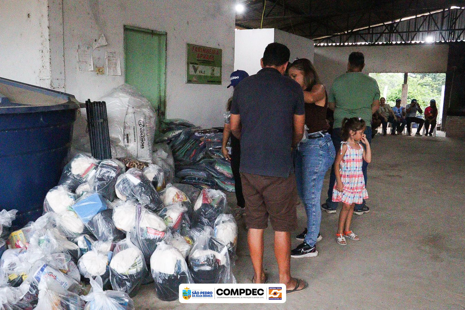 Defesa Civil realiza entrega de mantimentos a famílias ribeirinhas em São Pedro da Água Branca