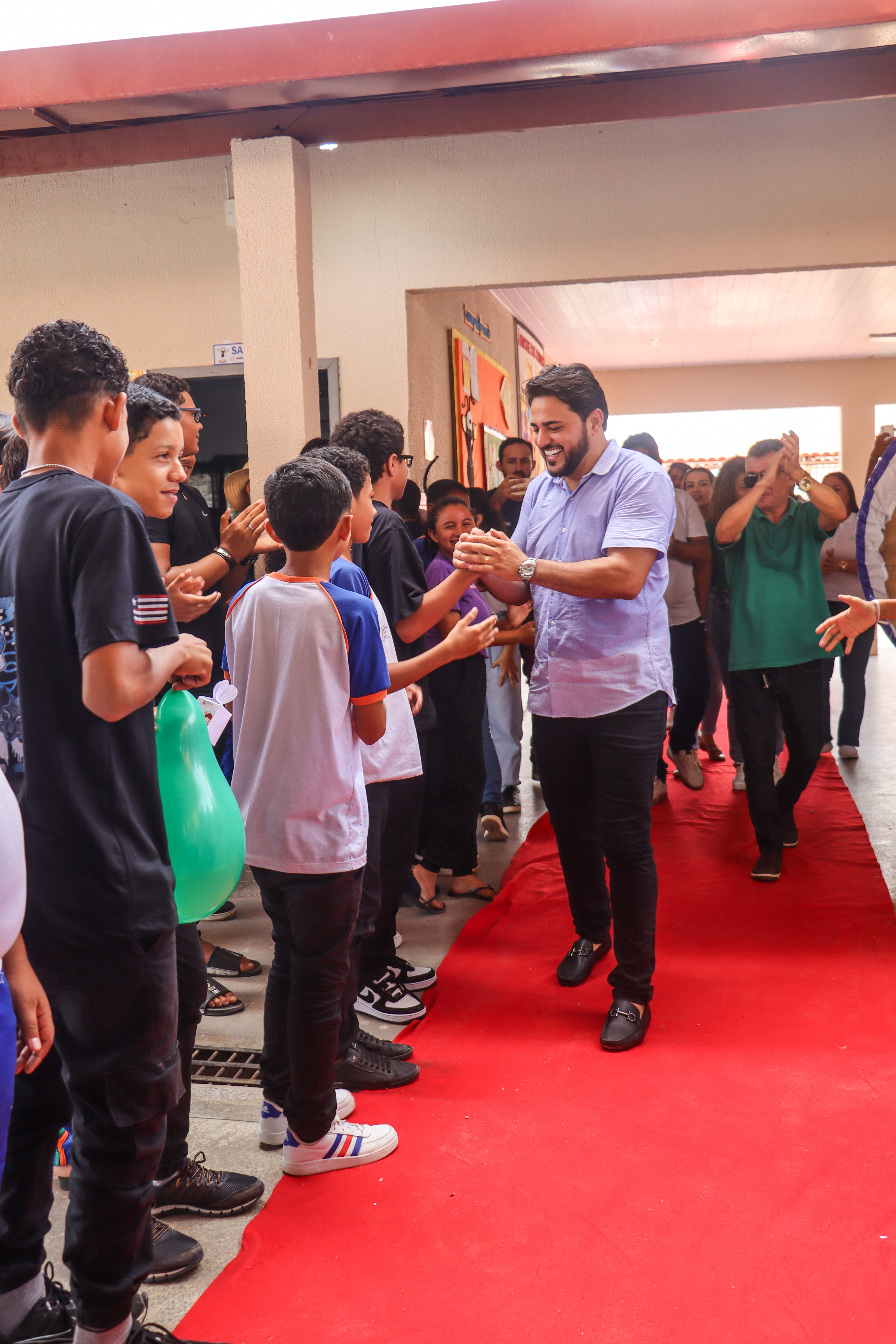 Entrega de Ovos de Páscoa nas Escolas Municipais: Um Momento de Alegria e União