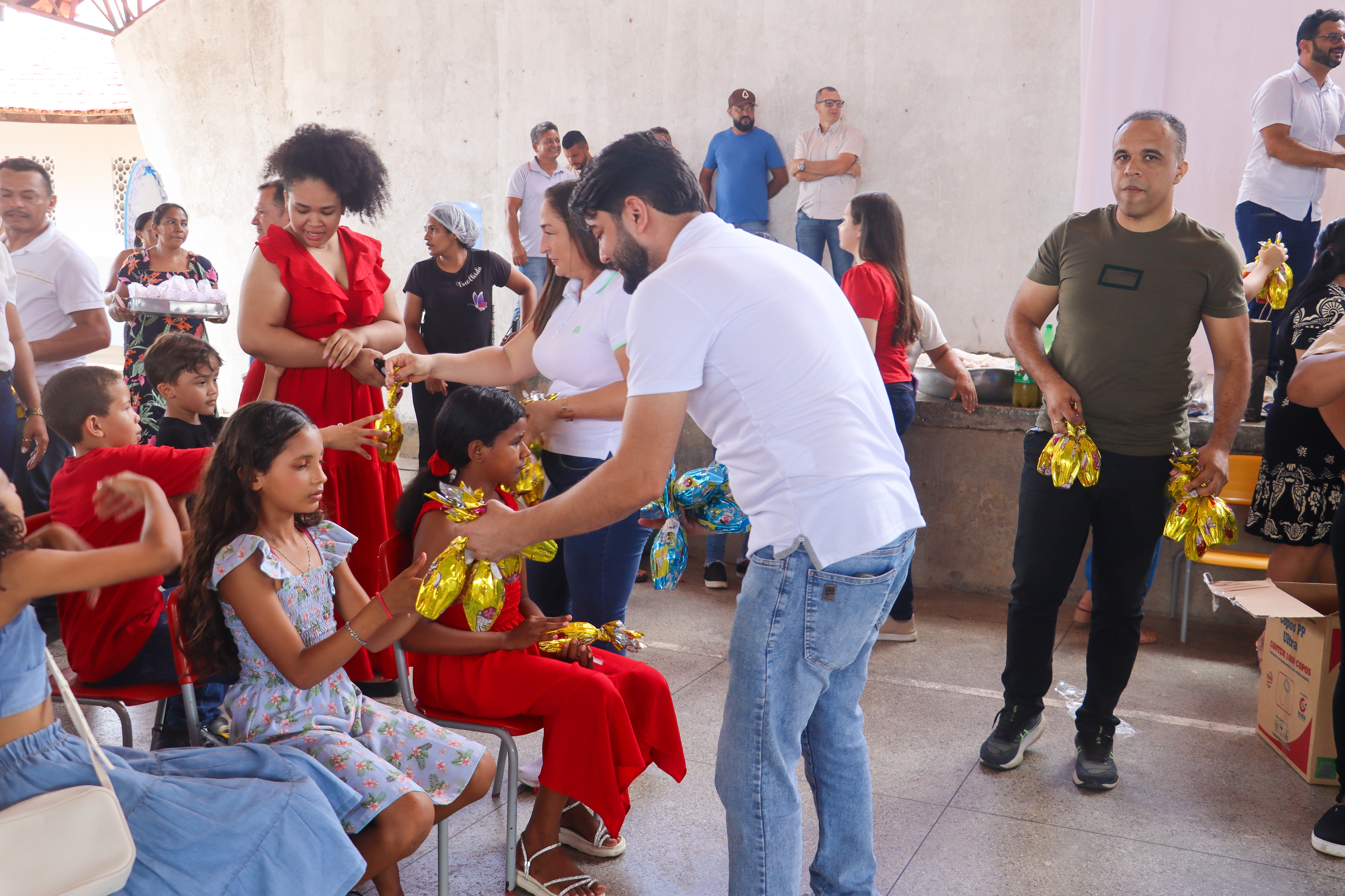 Entrega de Ovos de Páscoa nas Escolas Municipais: Um Momento de Alegria e União