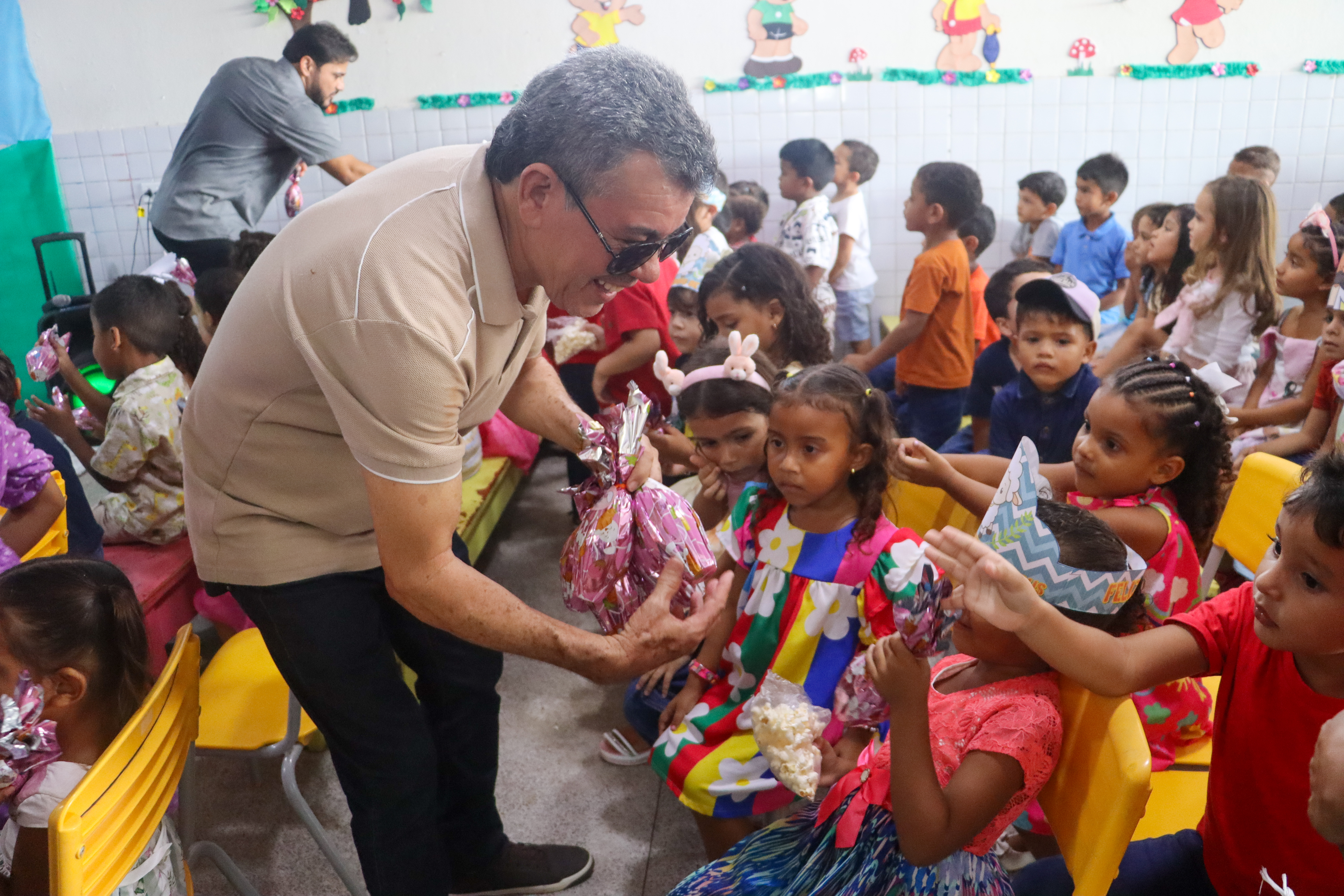 Entrega de Ovos de Páscoa nas Escolas Municipais: Um Momento de Alegria e União