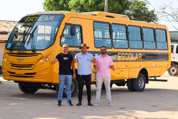Prefeitura de São Pedro da Água Branca recebe novo ônibus escolar do Governo do Estado